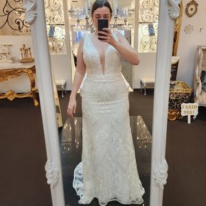 La Perle Fallon wedding gown. Dress size 16. Ivory.